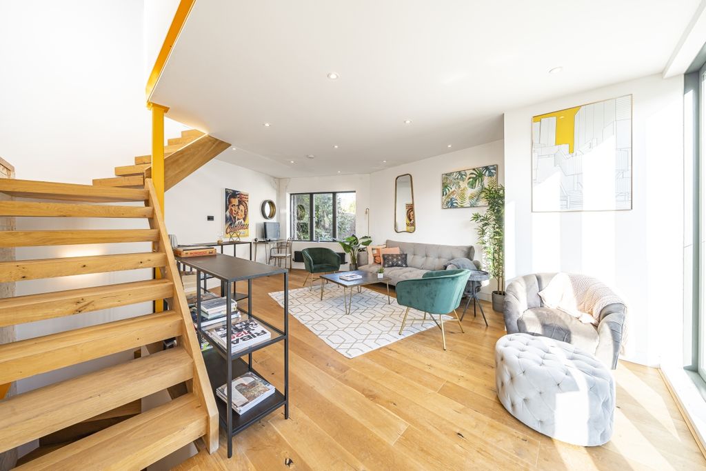 Property photo 1 of 13 940444 (3)