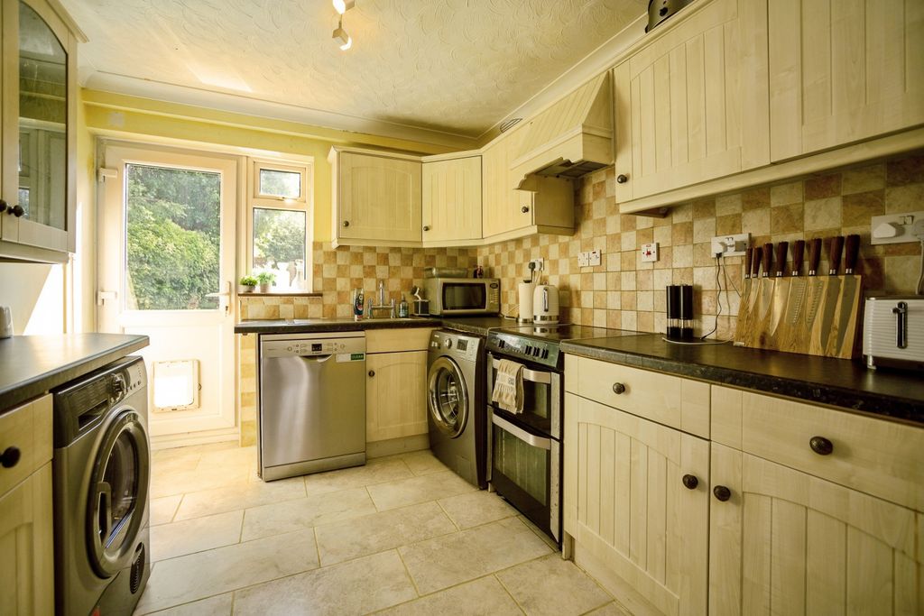 Property photo 3 of 19 Kitchen