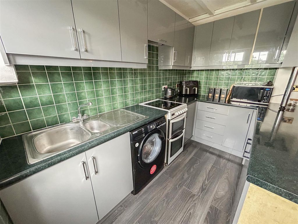 Property photo 3 of 16 Kitchen