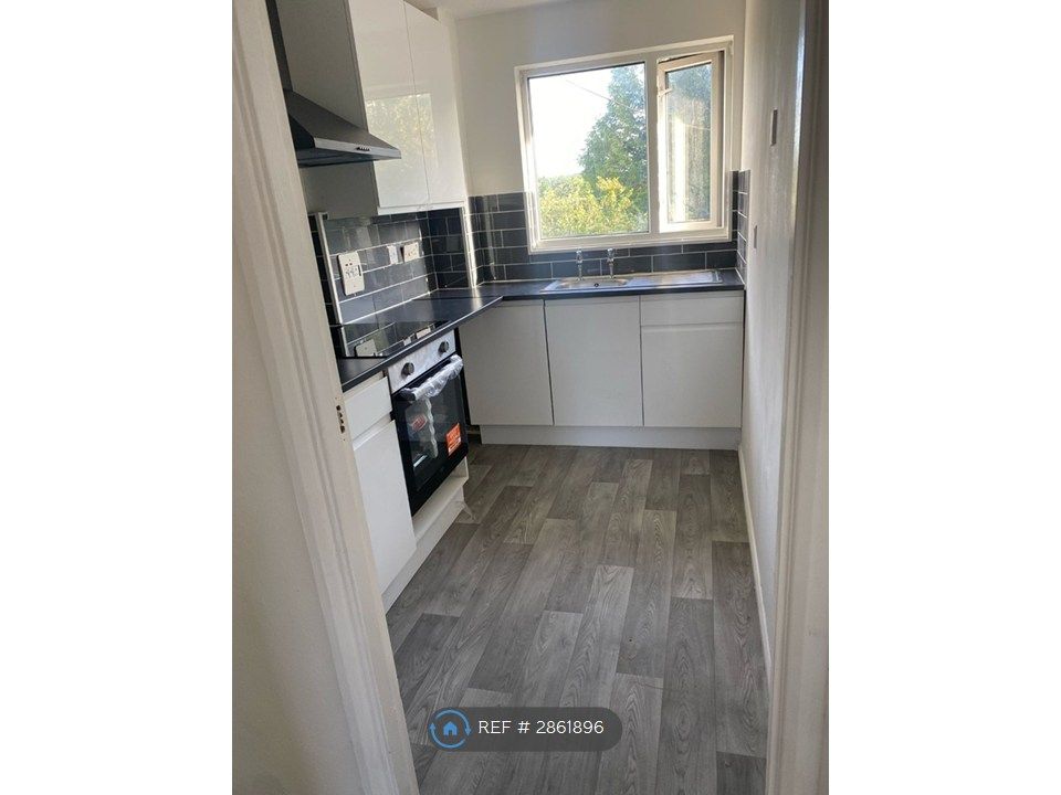 Property photo 3 of 8 Kitchen