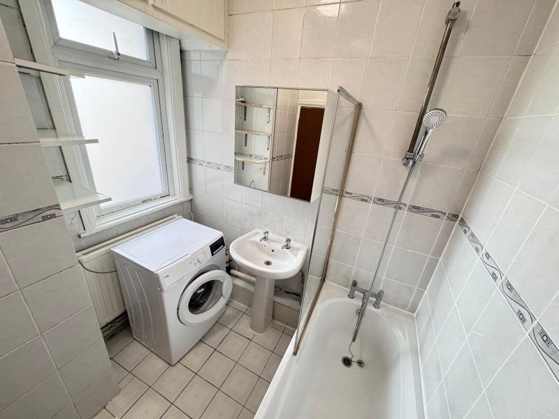 Property photo 2 of 4 Bright And Clean Bathroom Suite Featuring A Standa...