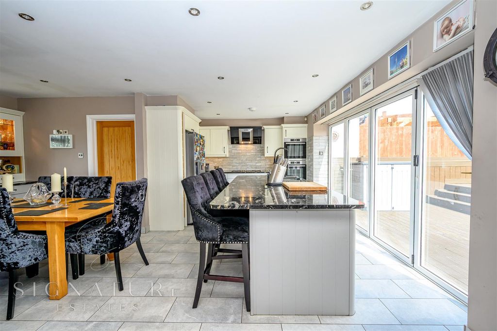 Property photo 3 of 17 Kitchen