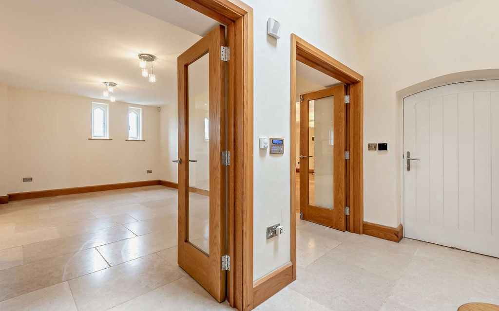 Property photo 3 of 42 Entrance Hall