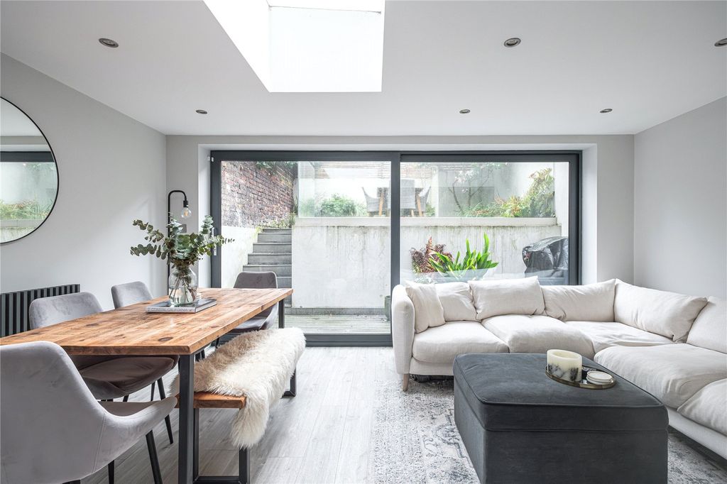 Property photo 2 of 18 Picture No. 23