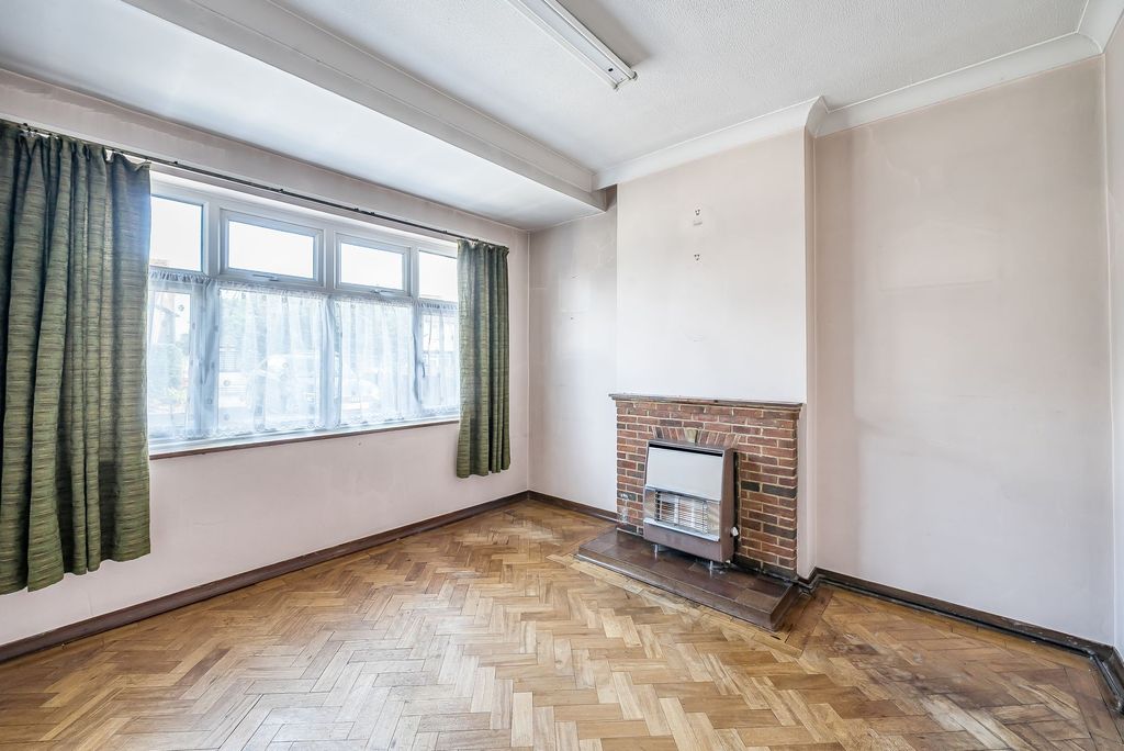 Property photo 2 of 17 Ruxley Lane, Epsom - Kt19 9Ez