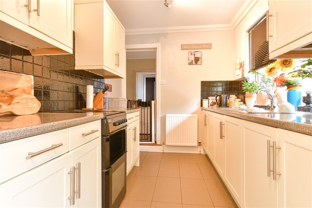Property photo 3 of 10 Kitchen