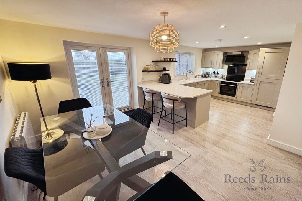 Property photo 3 of 27 Dining Kitchen