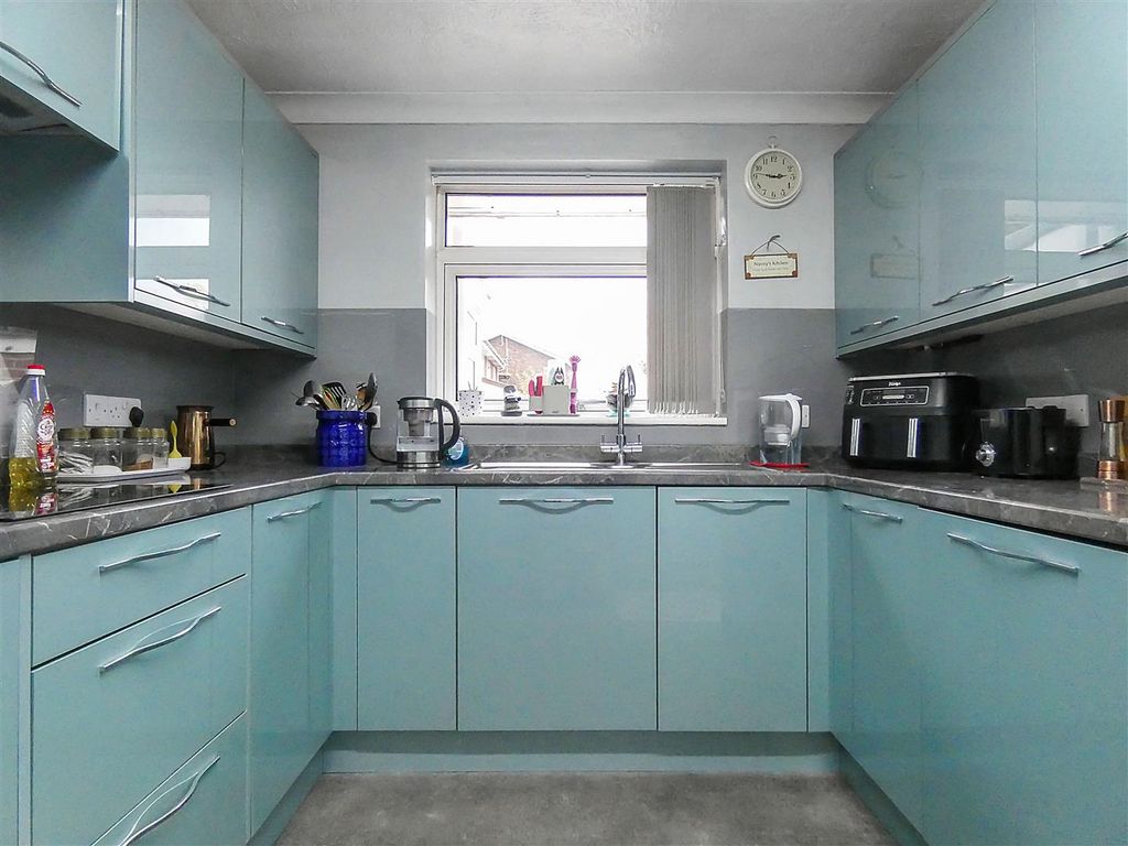 Property photo 3 of 12 Kitchen