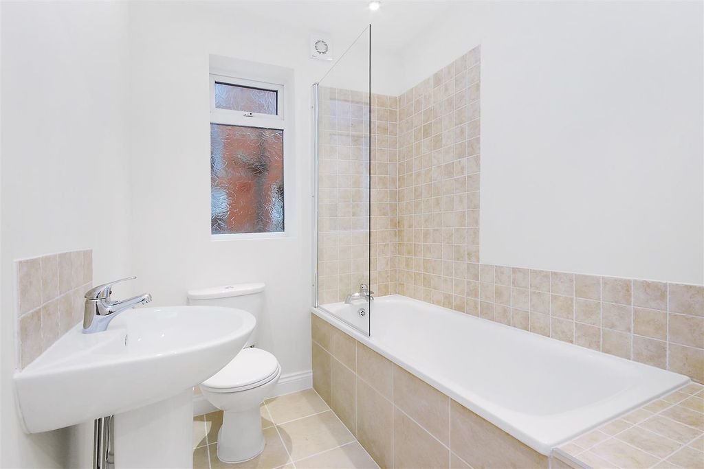 Property photo 3 of 10 Modern Fitted Family Bathroom