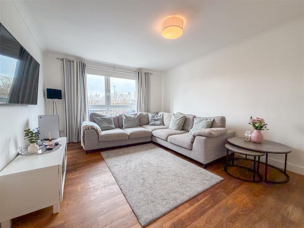 Property photo 3 of 19 Lounge