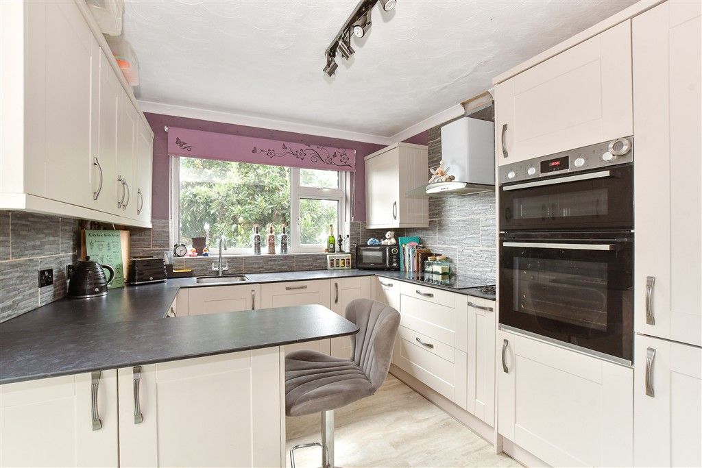Property photo 3 of 12 Kitchen