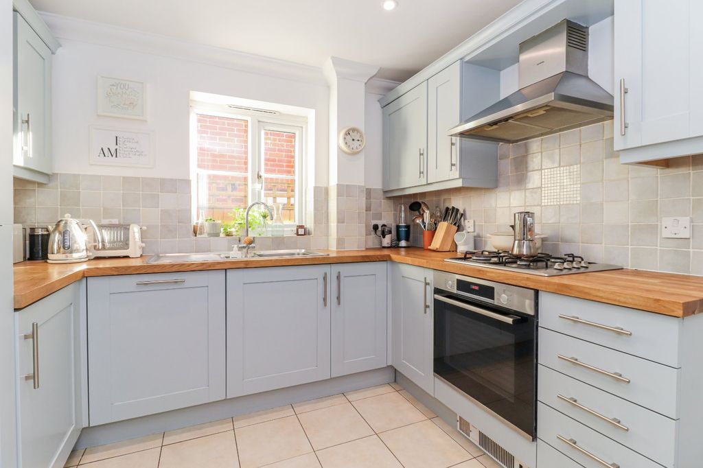 Property photo 2 of 19 Kitchen