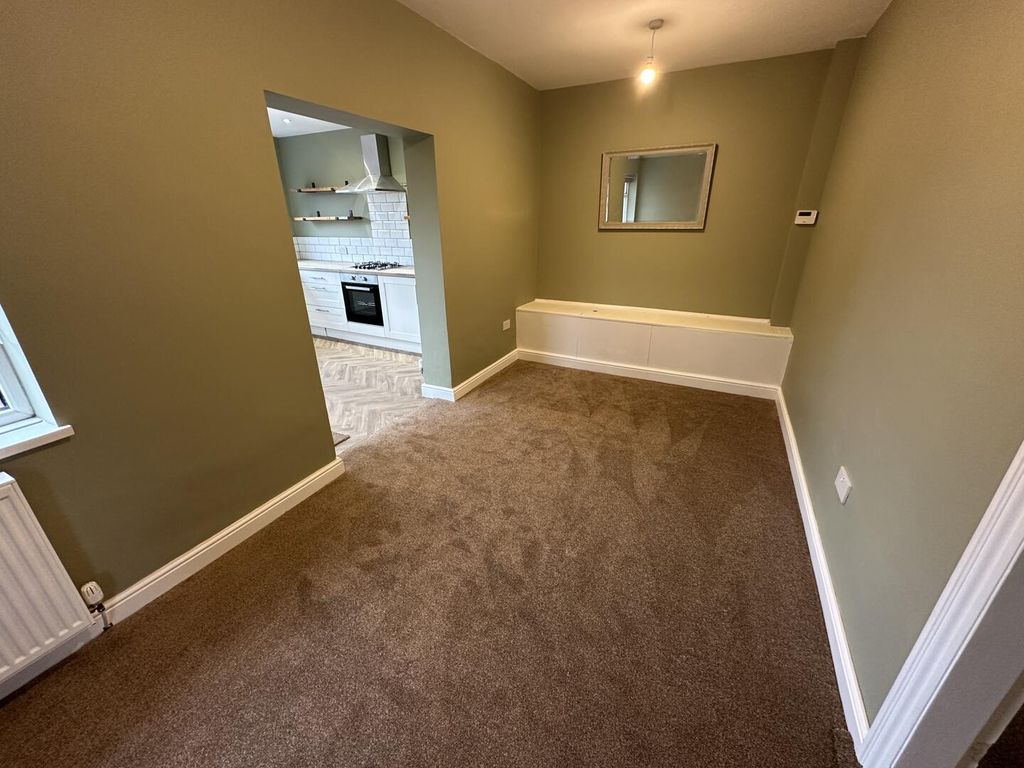 Property photo 3 of 10 Dining Room