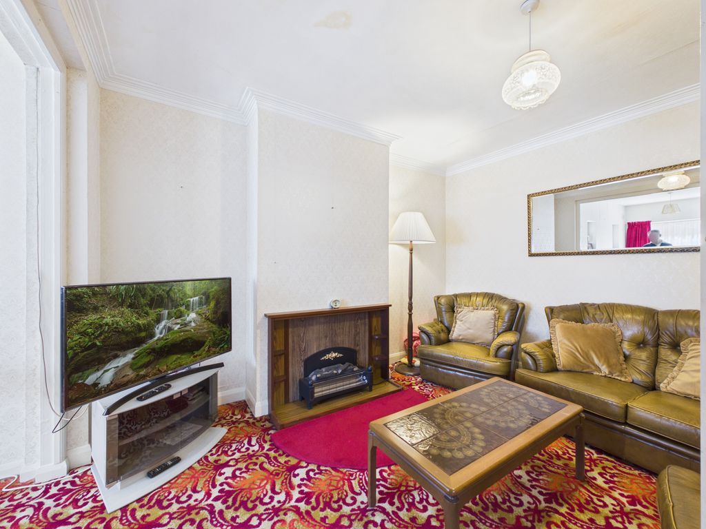 Property photo 3 of 12 Lounge