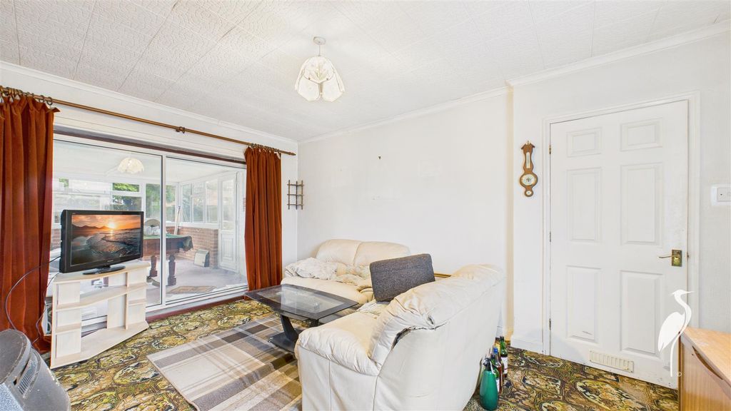 Property photo 3 of 19 Lounge