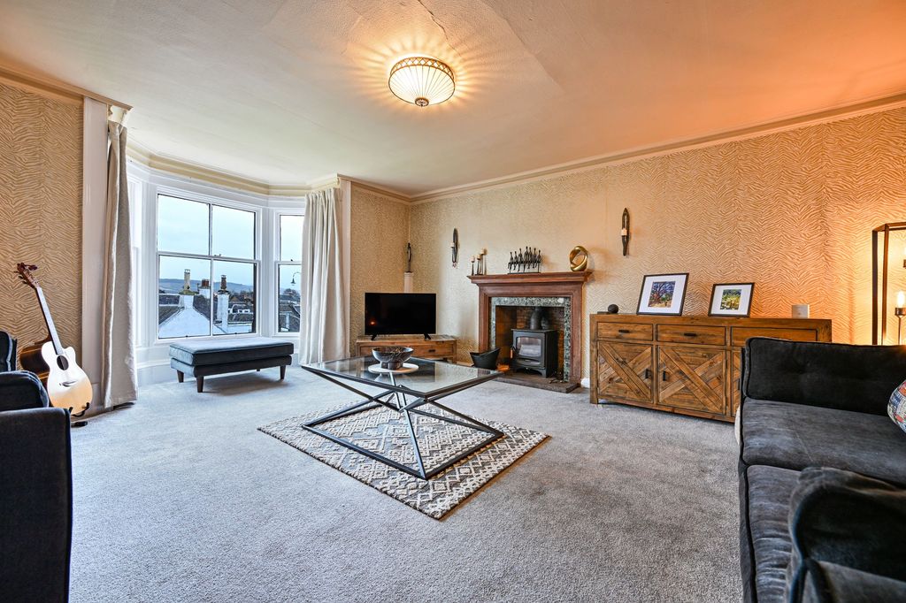 Property photo 3 of 23 Lounge