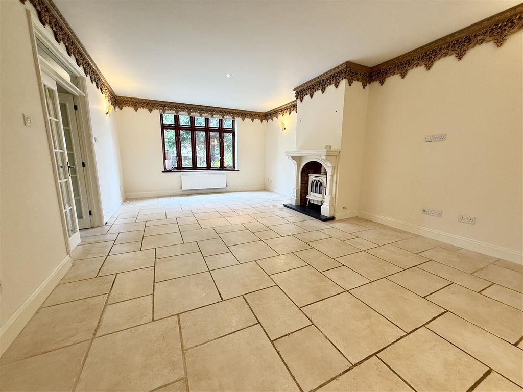 Property photo 3 of 22 Lounge