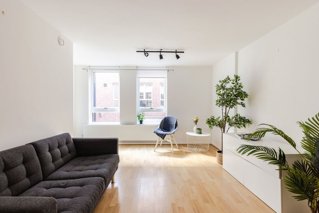 Property photo 1 of 18 81H Odhams Walk-Living Room