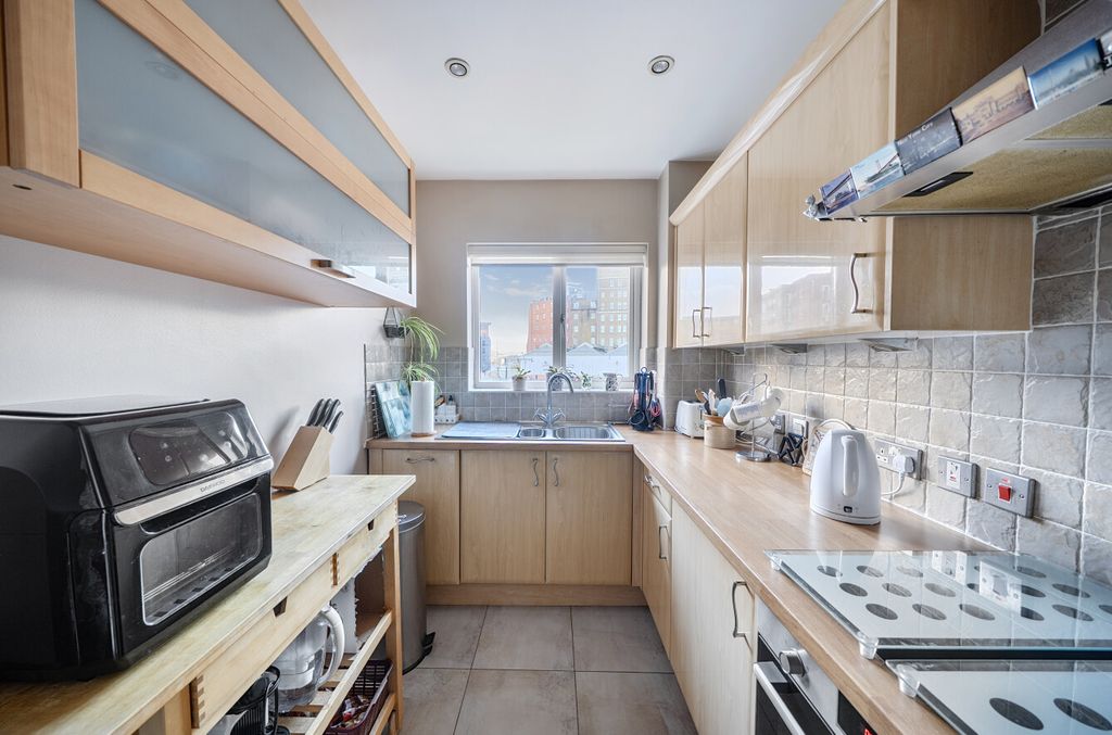 Property photo 3 of 8 1400825-15-696A0d...