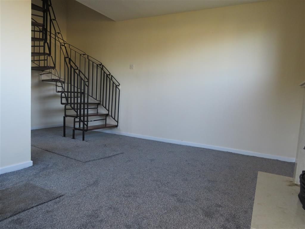 Property photo 1 of 4 Living Room