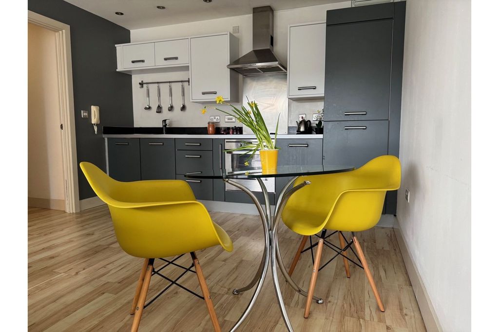 Property photo 1 of 18 Living Room