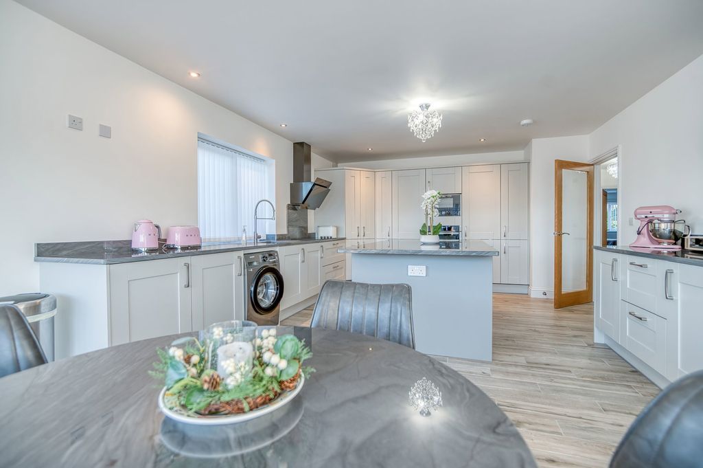 Property photo 3 of 28