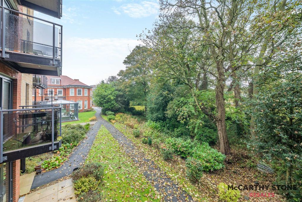 Property photo 3 of 29 8625561-Exterior04.Jpg