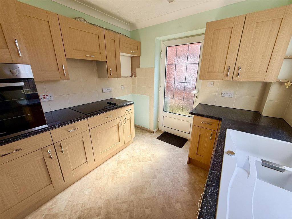 Property photo 3 of 18 Kitchen