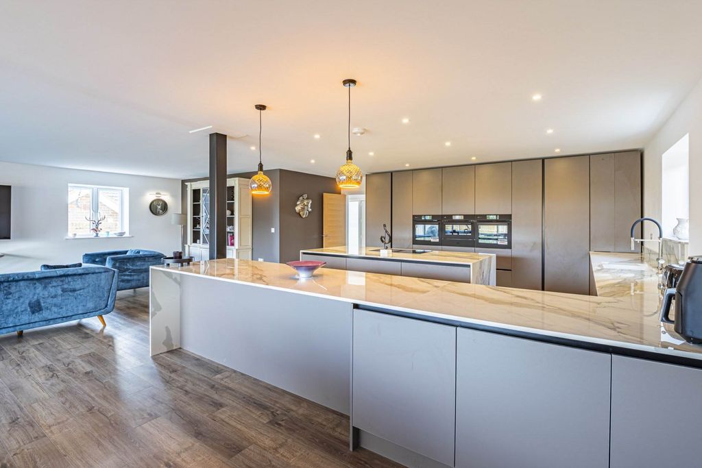 Property photo 2 of 40