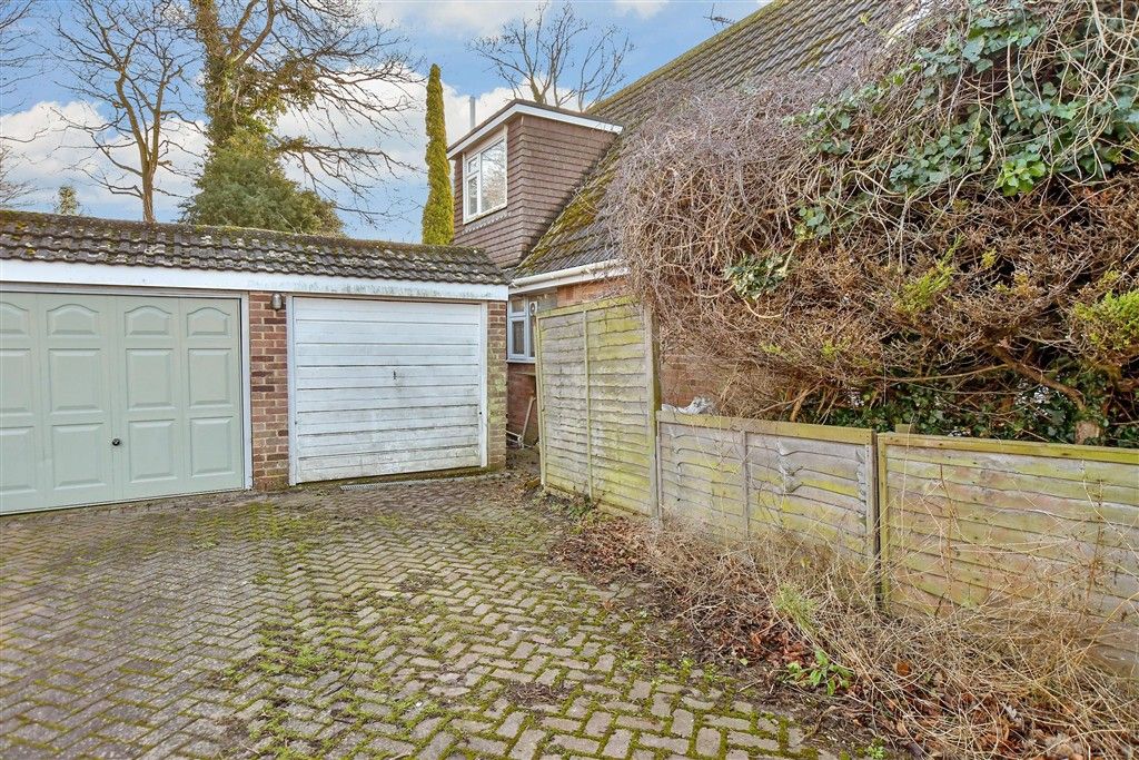 Property photo 2 of 10 Driveway/Parking