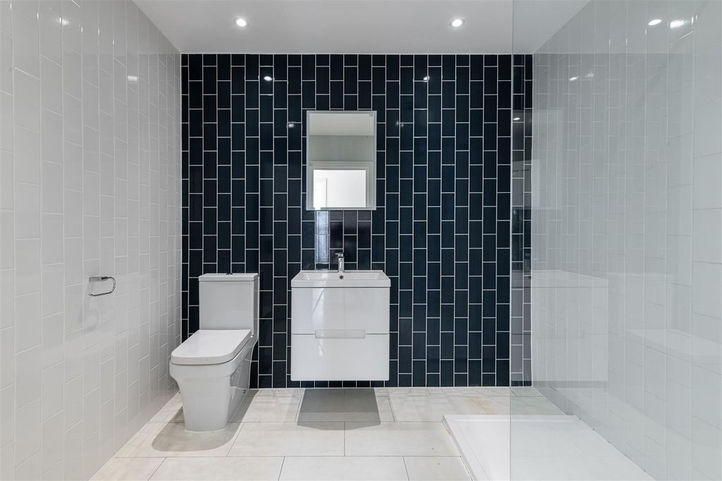 Property photo 3 of 10 5-257 Putney Bridge Rd Bath.Jpg