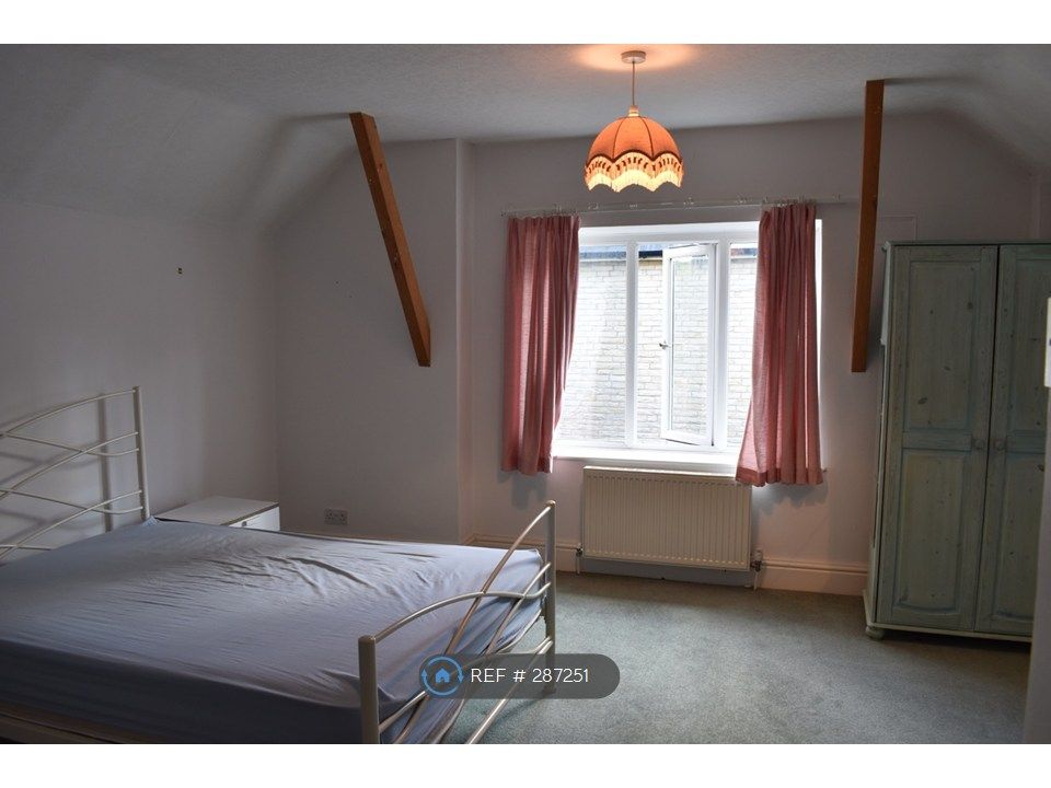 Property photo 3 of 10 Master Bedroom