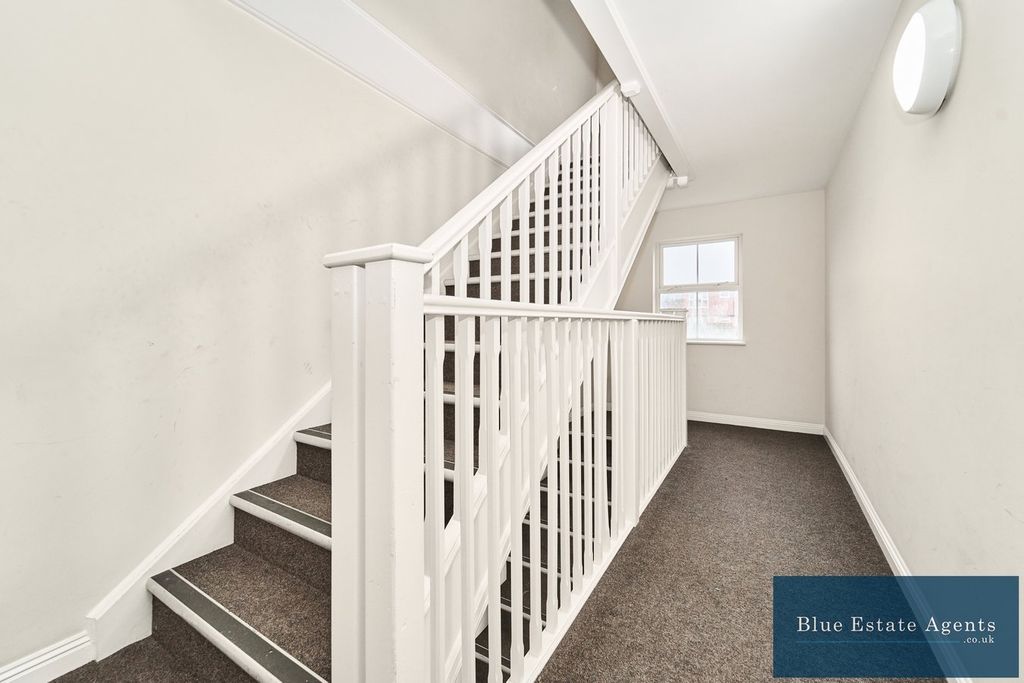 Property photo 3 of 21 Communal Entrance