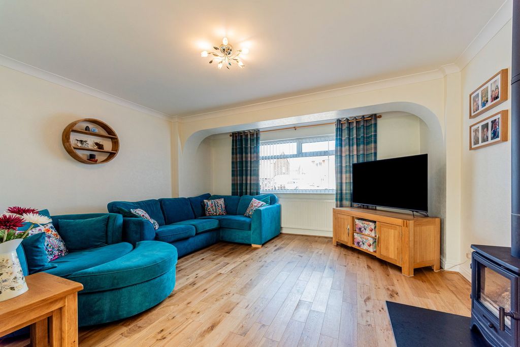 Property photo 3 of 28