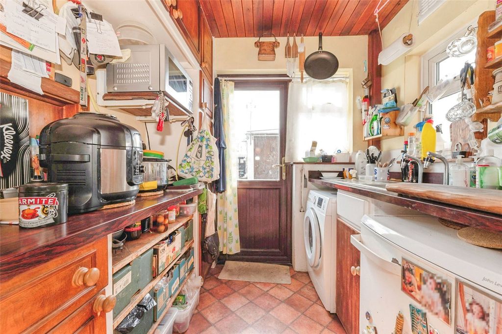 Property photo 2 of 11 Kitchen