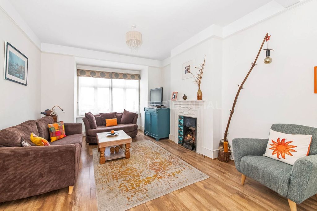 Property photo 2 of 23