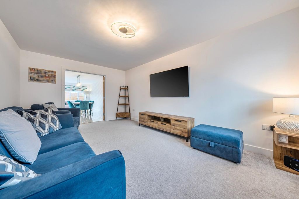Property photo 3 of 22 Lounge.Jpg