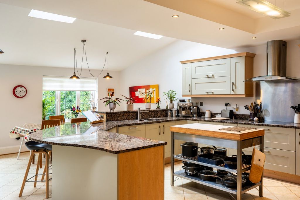 Property photo 3 of 39