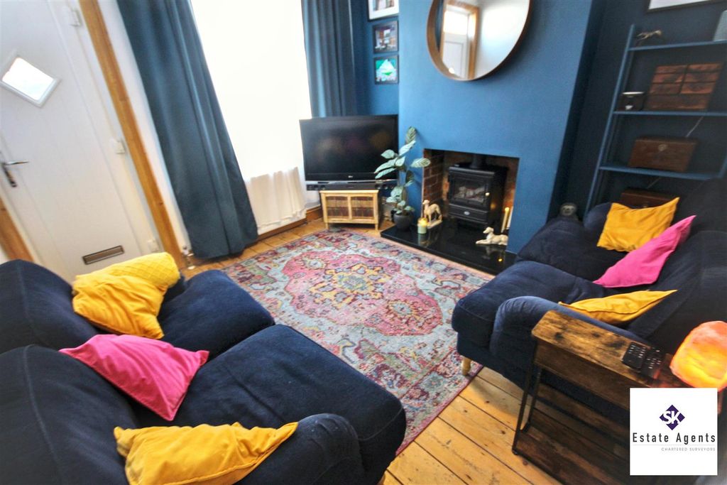 Property photo 3 of 18 Lounge
