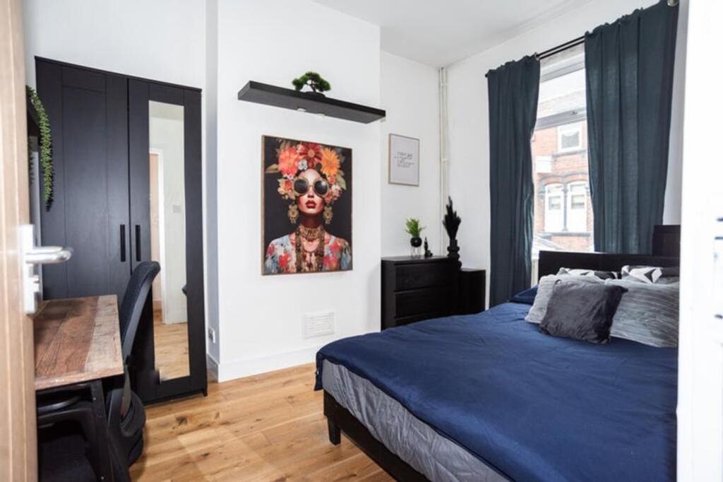 Property photo 1 of 9 This Inviting Double Bedroom Features A Comfortabl...