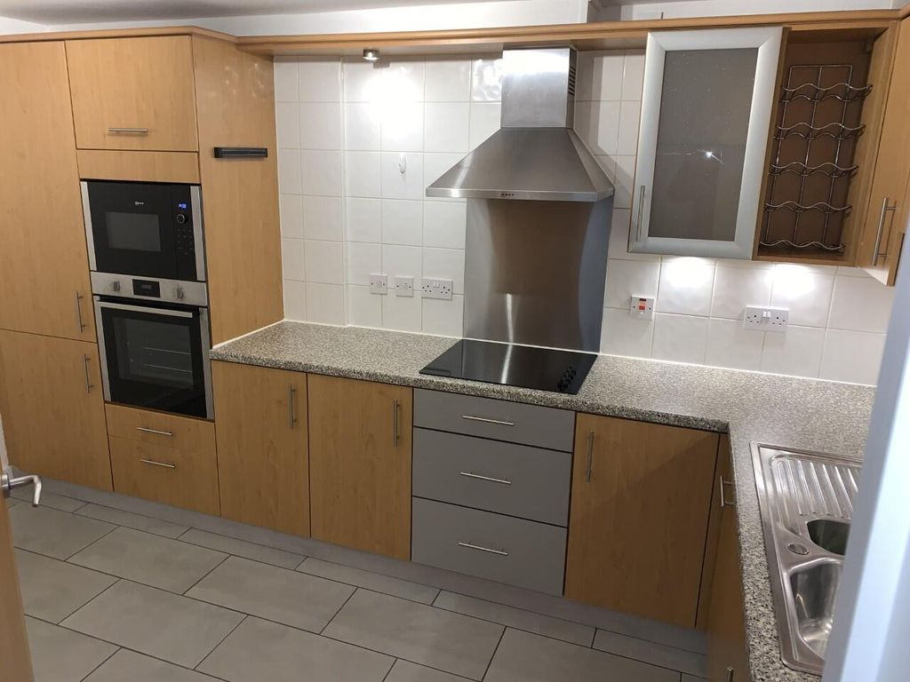 Property photo 3 of 9 Kitchen