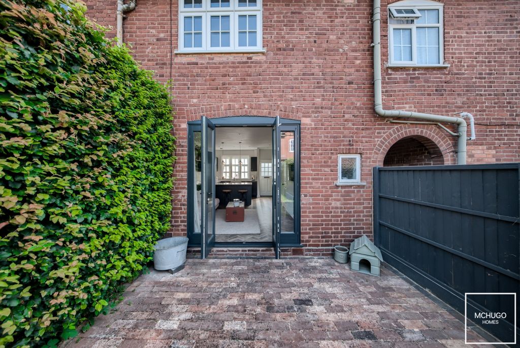 Property photo 2 of 15 Xh2A0569-Hdr(3)