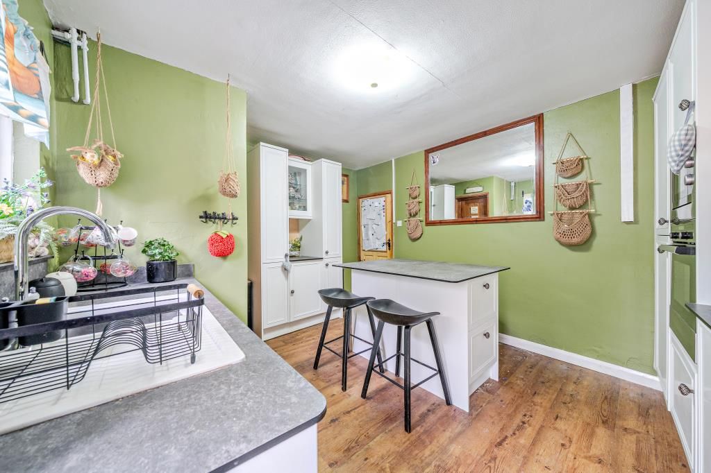 Property photo 3 of 19 Kitchen