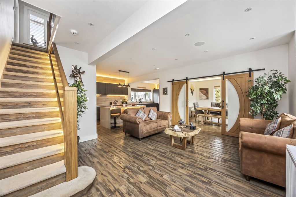 Property photo 3 of 37 Littlehampton Road, Downsview-016.Jpg