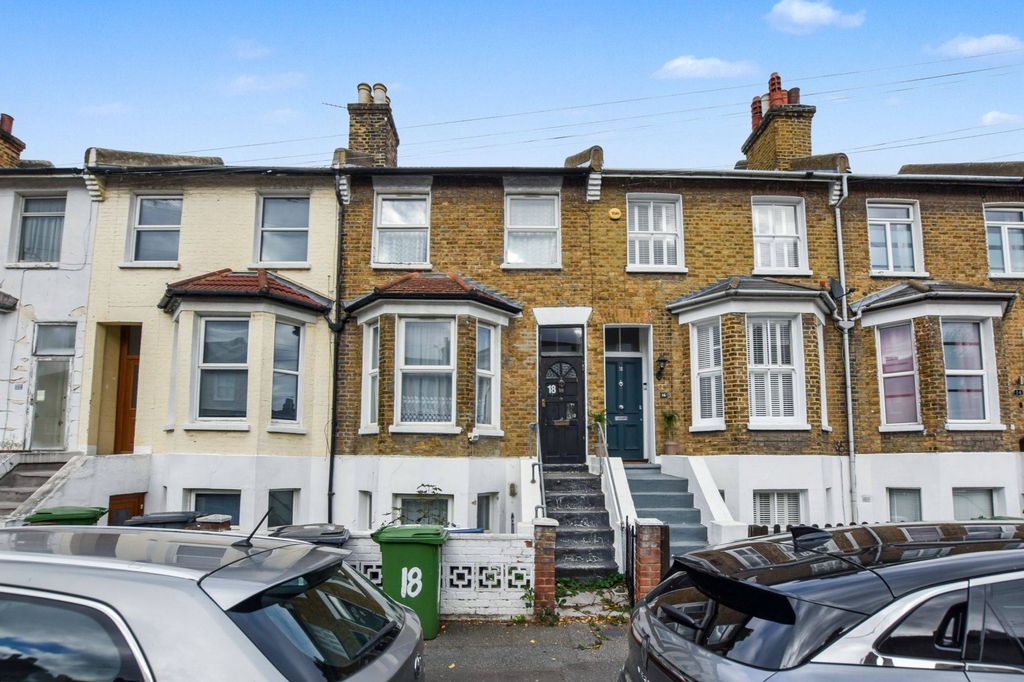 Property photo 1 of 19 18 Ronver Road, London, Se12 0Nj