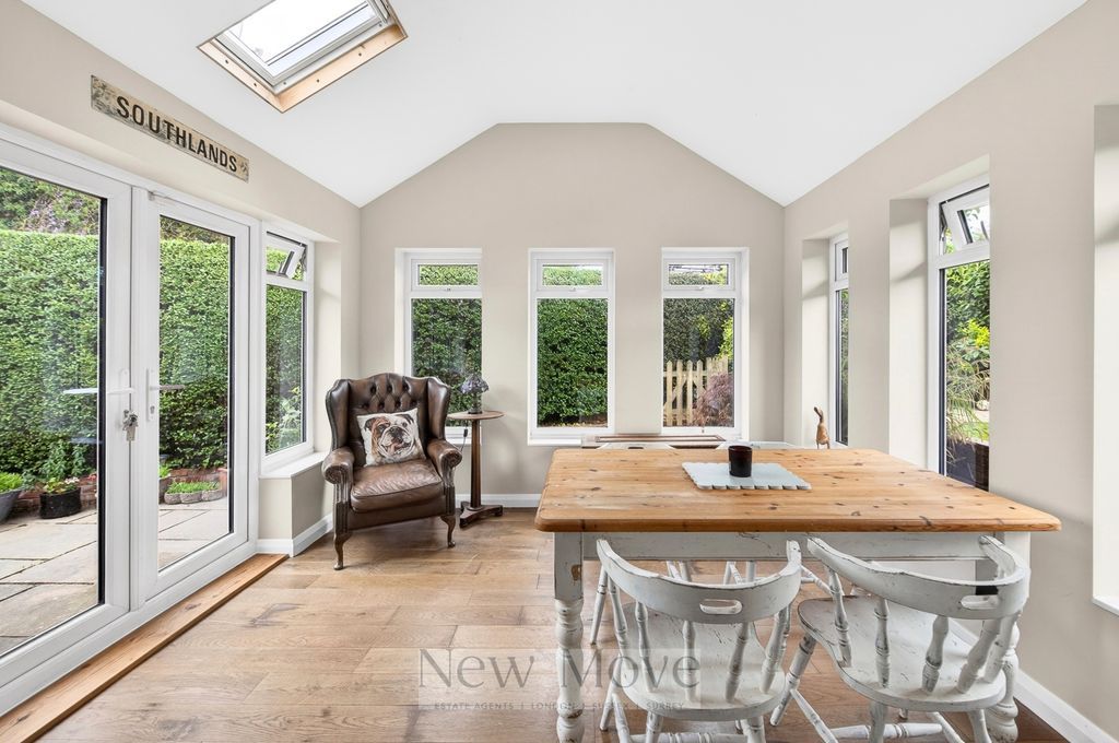 Property photo 1 of 27 Charming Four Bedroom Chalet Bungalow In The Heart Of Copthorne Village
