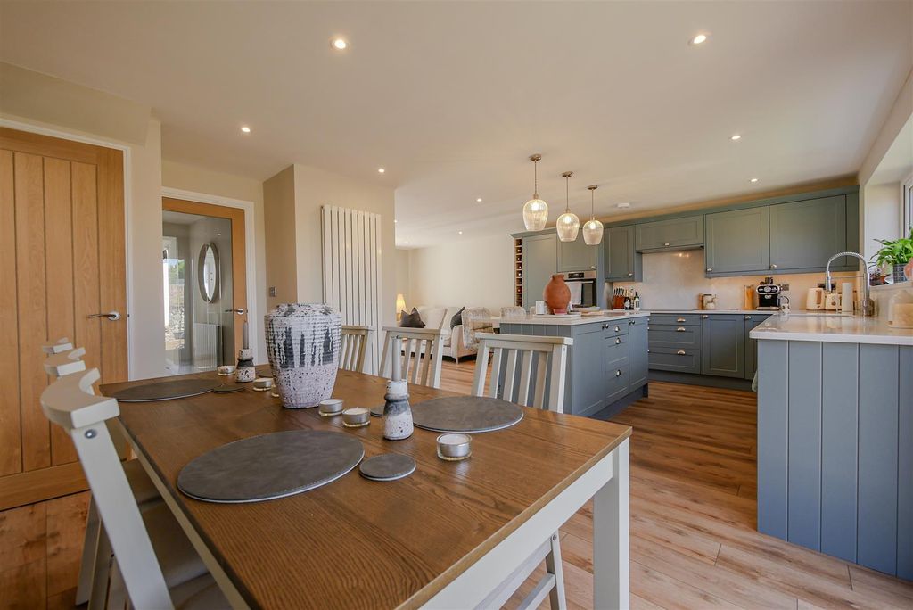 Property photo 2 of 15 Kitchen/Dining Room