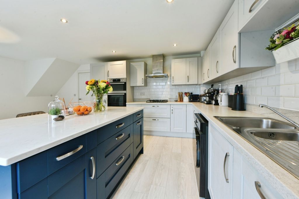 Property photo 3 of 17 Kitchen