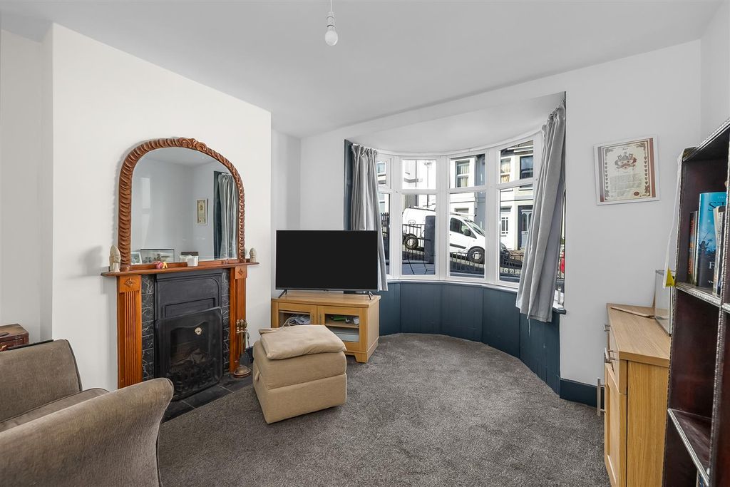 Property photo 3 of 19 Lounge