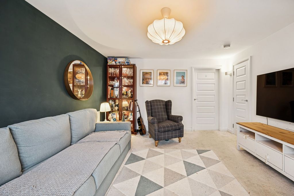 Property photo 3 of 21 Lounge